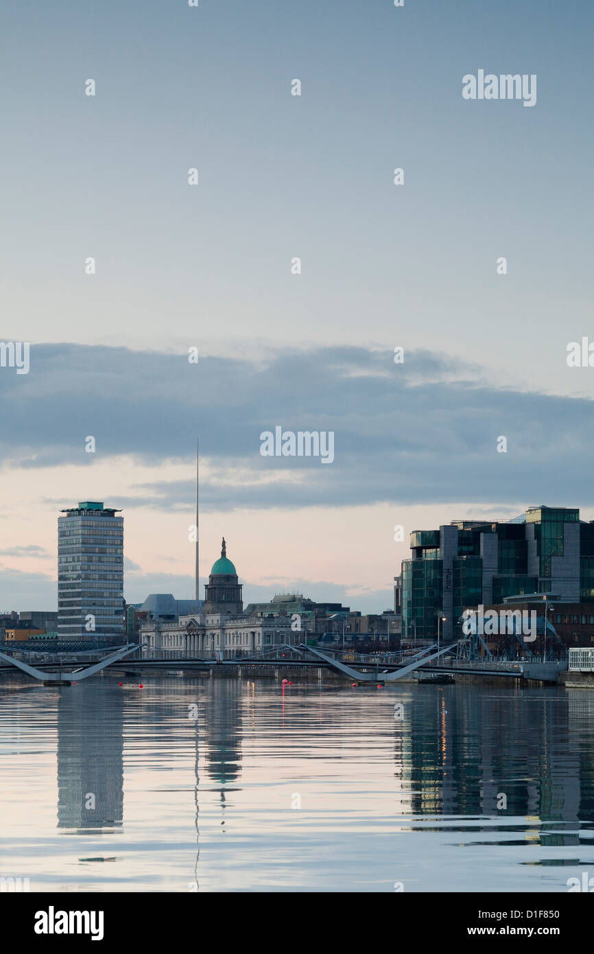 Moody image de Dublín skyline reflejan en Río Liffey Foto de stock