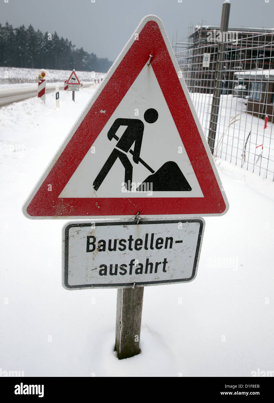 Un signo de construcción está configurado en frente de una obra en construcción en Lubmin latentes, Alemania, el 14 de diciembre de 2012. Hielo y nieve fresca causó muchos sitios de construcción para detener. Foto: Bernd Wuestneck Foto de stock