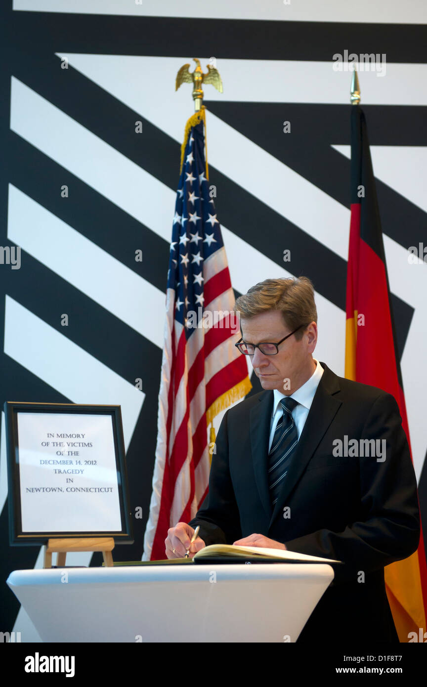 Ministro de Asuntos Exteriores alemán Guido Westerwelle firma el libro de condolencias por las víctimas de los disturbios en los EE.UU. en la embajada americana en Berlín, Alemania, el 18 de diciembre de 2012. Y el tirador 26 personas murieron durante un desenfreno en una escuela elemental de Newtown, en Connecticut en los Estados Unidos. Foto: MARC TIRL Foto de stock