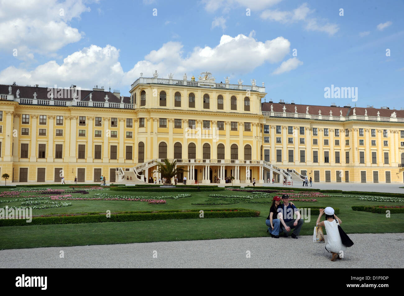 Vista del Palacio de Schönbrunn construido (1638-1643) en Viena, Austria, el 10 de mayo de 2012. El palacio es uno de los monumentos culturales más importantes en el país. Foto: Waltraud Grubitzsch Foto de stock