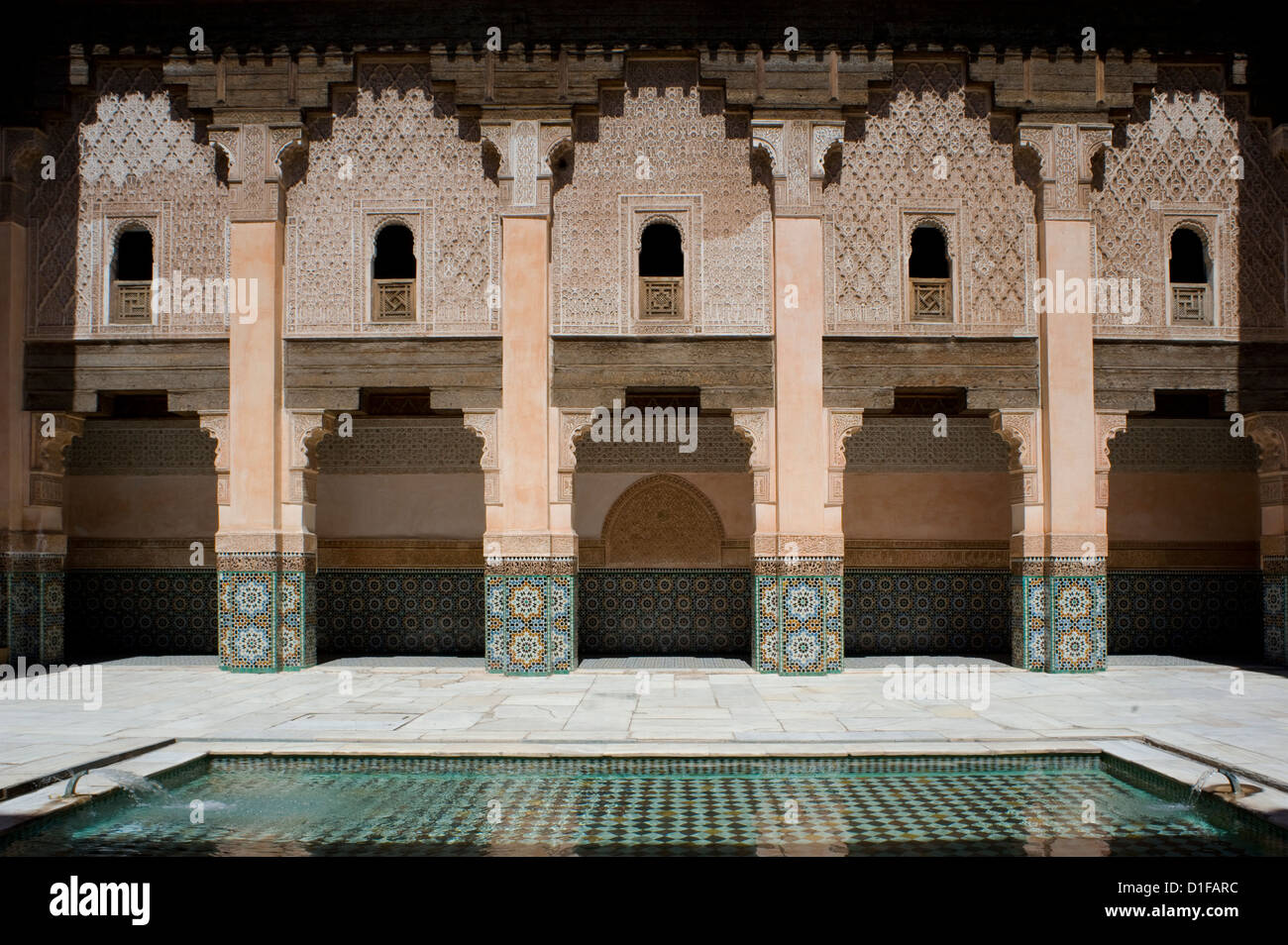 Un mosaico de patio interior y piscina reflectante en la madraza Ben Youssef, Marrakech, Marruecos, África del Norte, África Foto de stock
