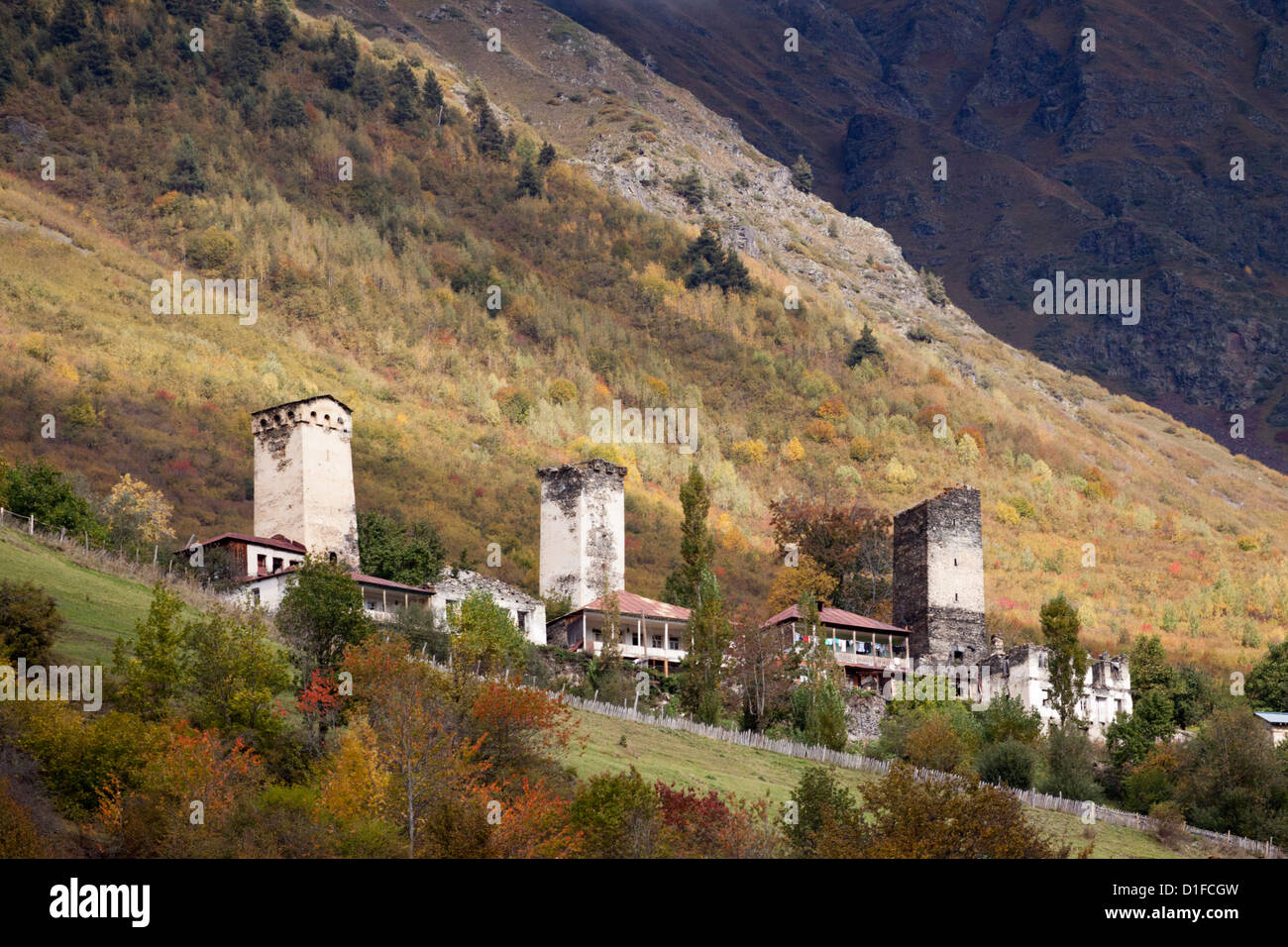 Con la típica aldea Svaneti atalayas en las laderas del Gran Cáucaso en Georgia Foto de stock