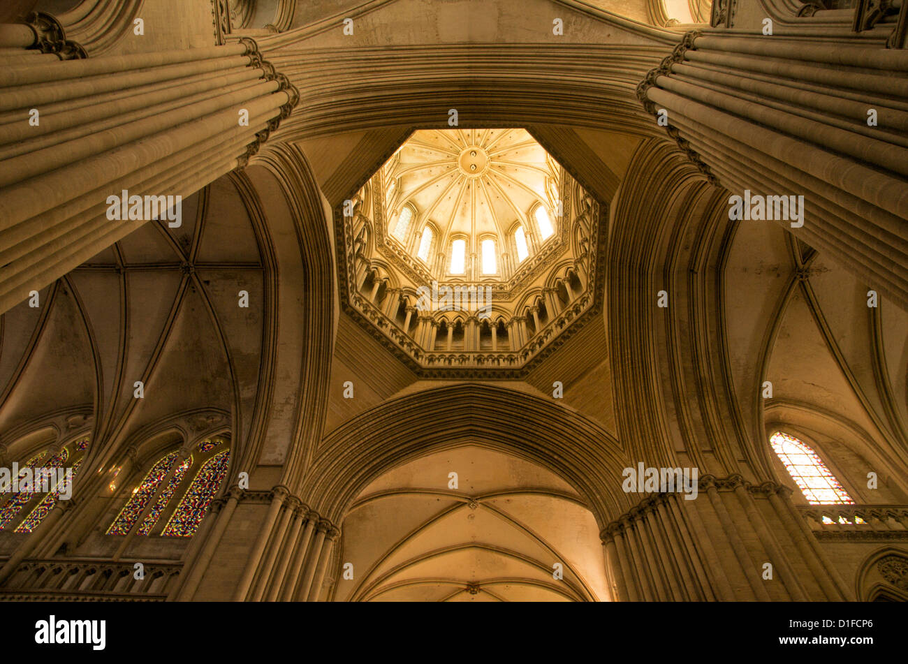 Detalle de la torre linterna octogonal, la catedral de Notre Dame que datan del siglo XIV, Coutances, Cotentin, Normandía, Francia Foto de stock