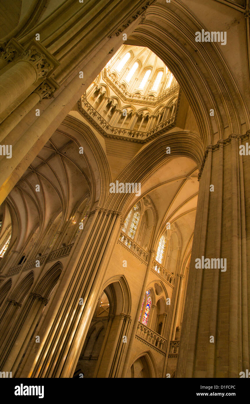 Detalle de la torre linterna octogonal, la catedral de Notre Dame que datan del siglo XIV, Coutances, Cotentin, Normandía, Francia Foto de stock