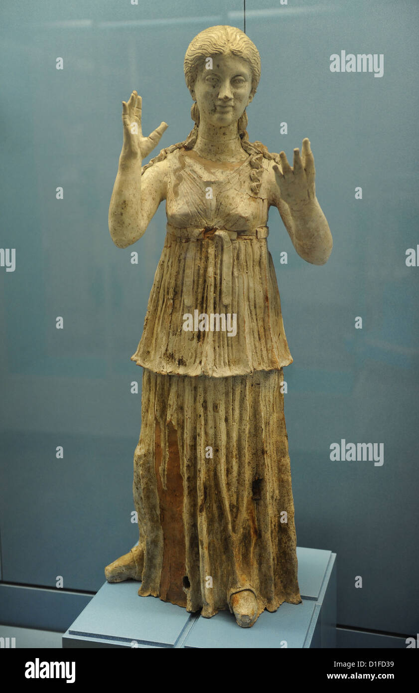 Figura de terracota de mujer joven con sus manos levantar en un gesto de luto. Encontrado en Canosa, Puglia, Italia. Foto de stock