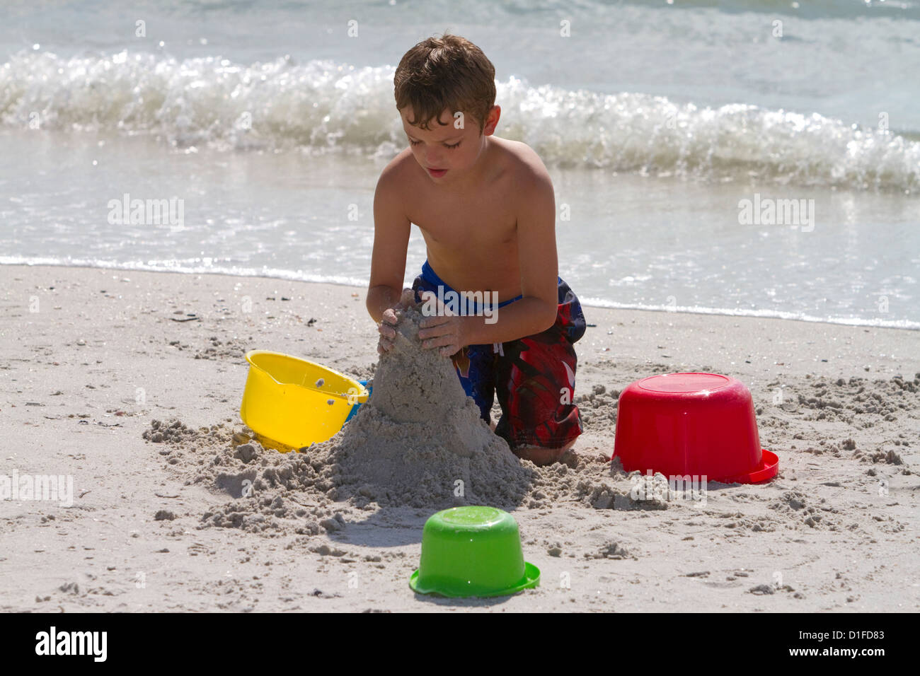 Los siete años de edad jugando en Madeira Beach en el Condado de Pinellas, Florida, EE.UU.. Foto de stock