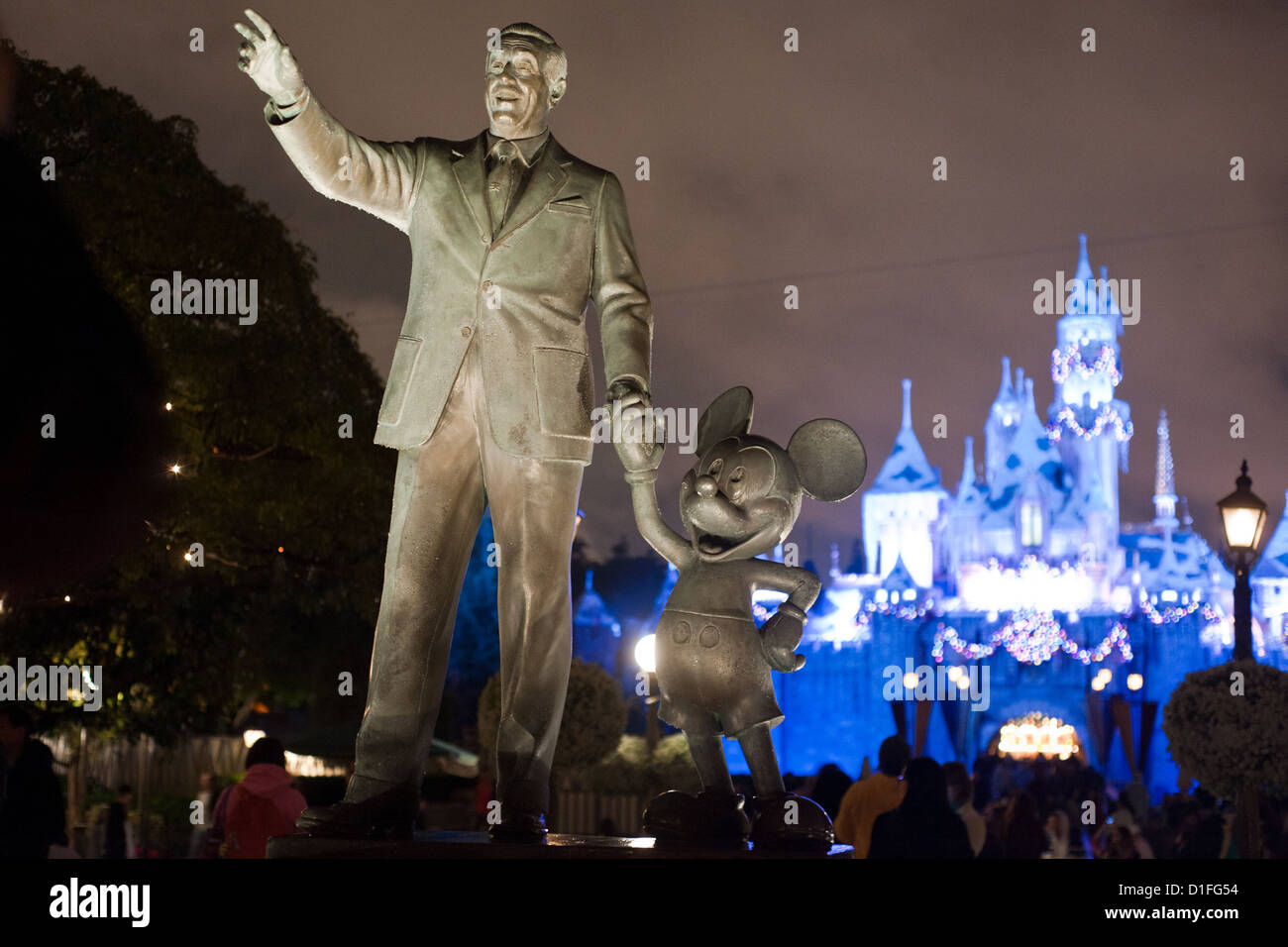 Estatua de Walt Disney y Mickey Mouse en Disneylandia en Anaheim, California Foto de stock
