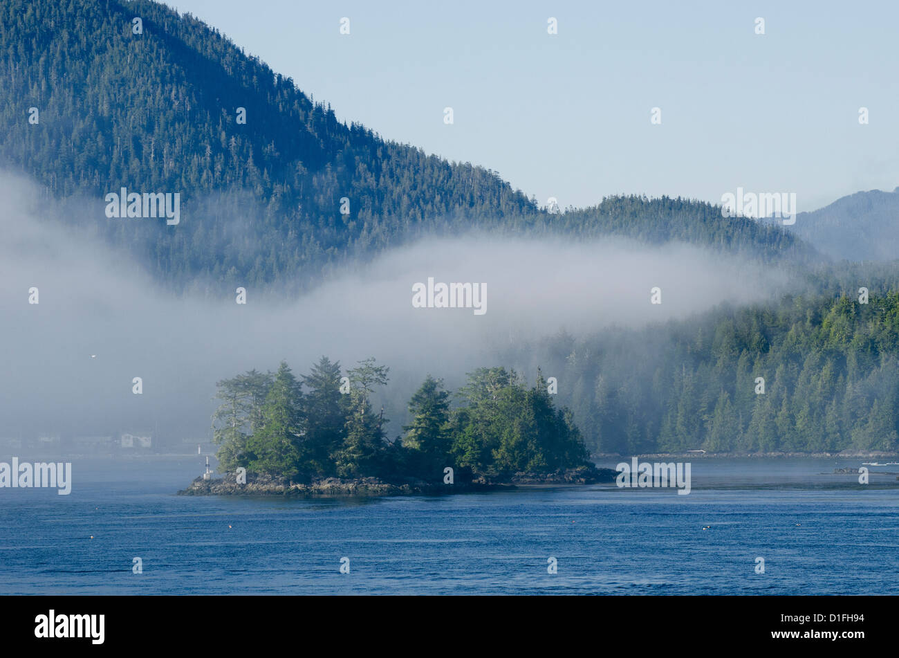 Montañas cubiertas de niebla Tofino en la isla de Vancouver BC Foto de stock