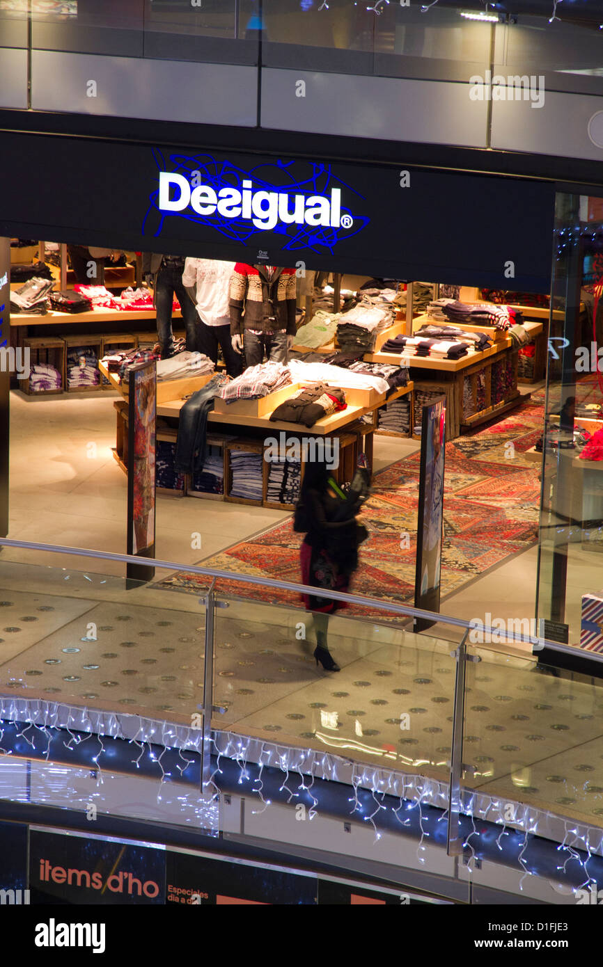 Desigual tienda en el centro comercial Las Arenas Barcelona España  Fotografía de stock - Alamy