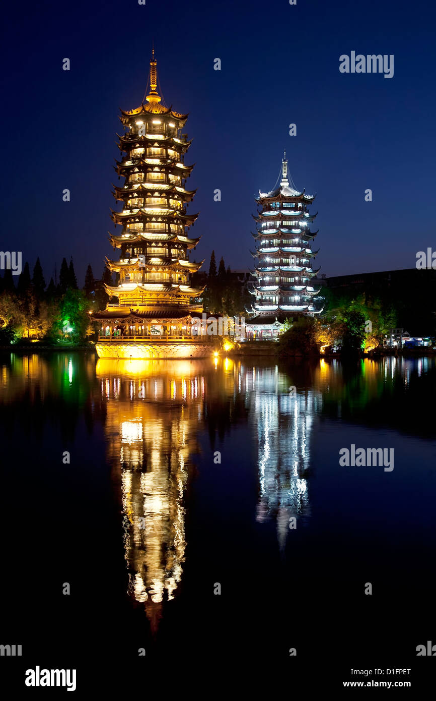 Pagodas de oro y plata, también conocido como el sol y la Luna, pagodas, reflejado en el lago Shan Guilin, Guangxi, China. Foto de stock