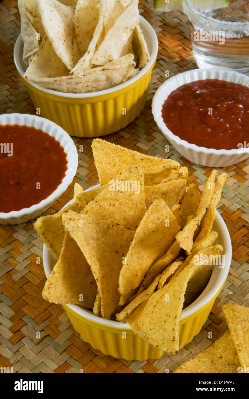 Nachos (Totopos) (tortilla chips) con salsa de chili, comida mexicana