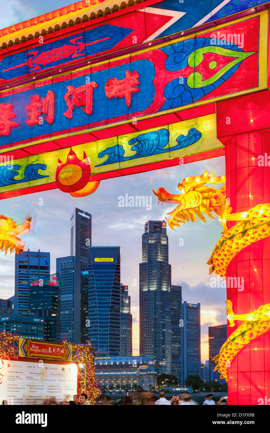 Perfil financiero de la ciudad, Río Hongbao decoraciones para las celebraciones del Año Nuevo Chino en Marina Bay, Singapur, Sudeste de Asia Foto de stock