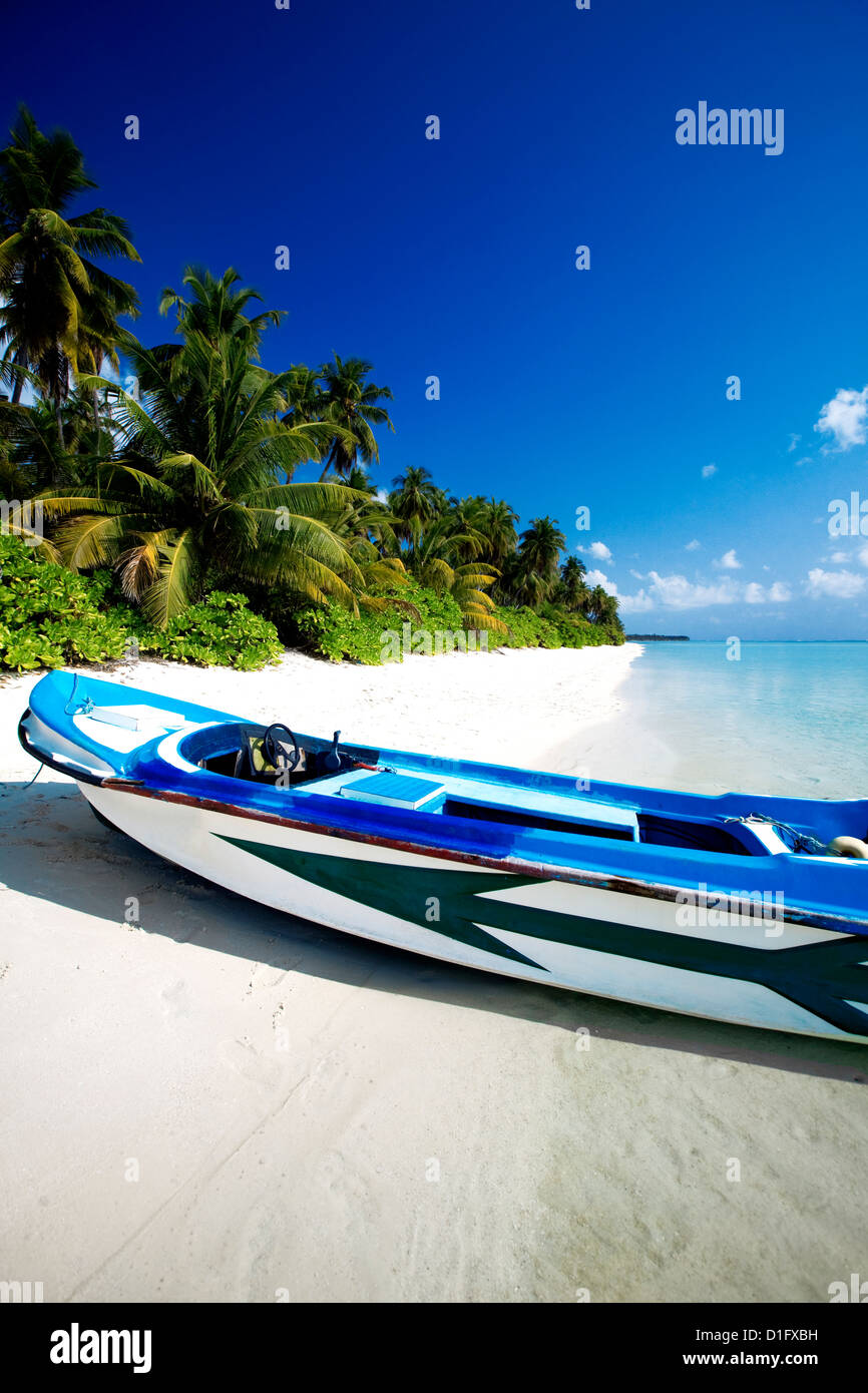Un pequeño bote en una playa tropical, Maldivas, Océano Índico, Asia Foto de stock