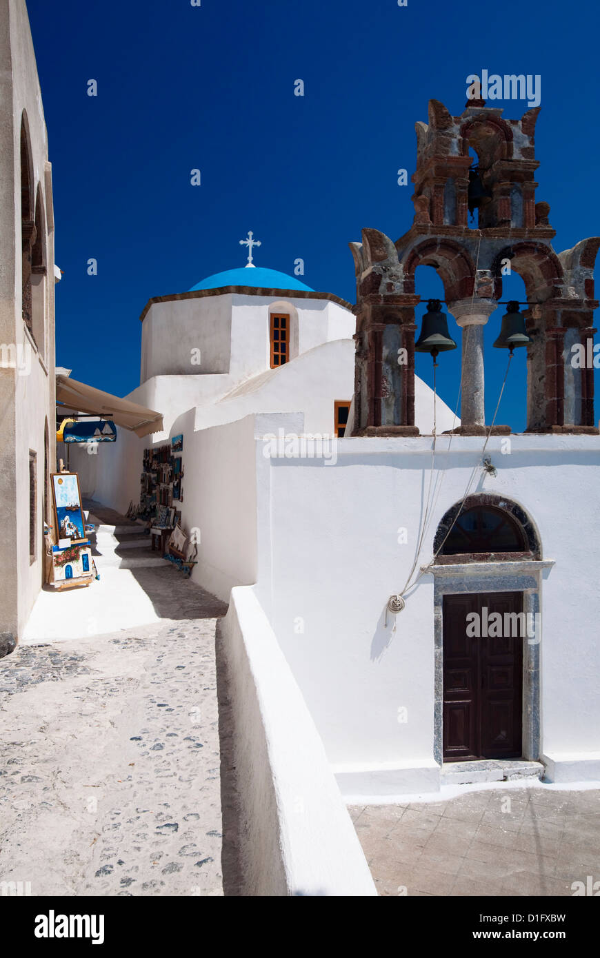 Iglesia y tienda de souvenirs en Santorini, Cícladas, Islas Griegas, Grecia, Europa Foto de stock