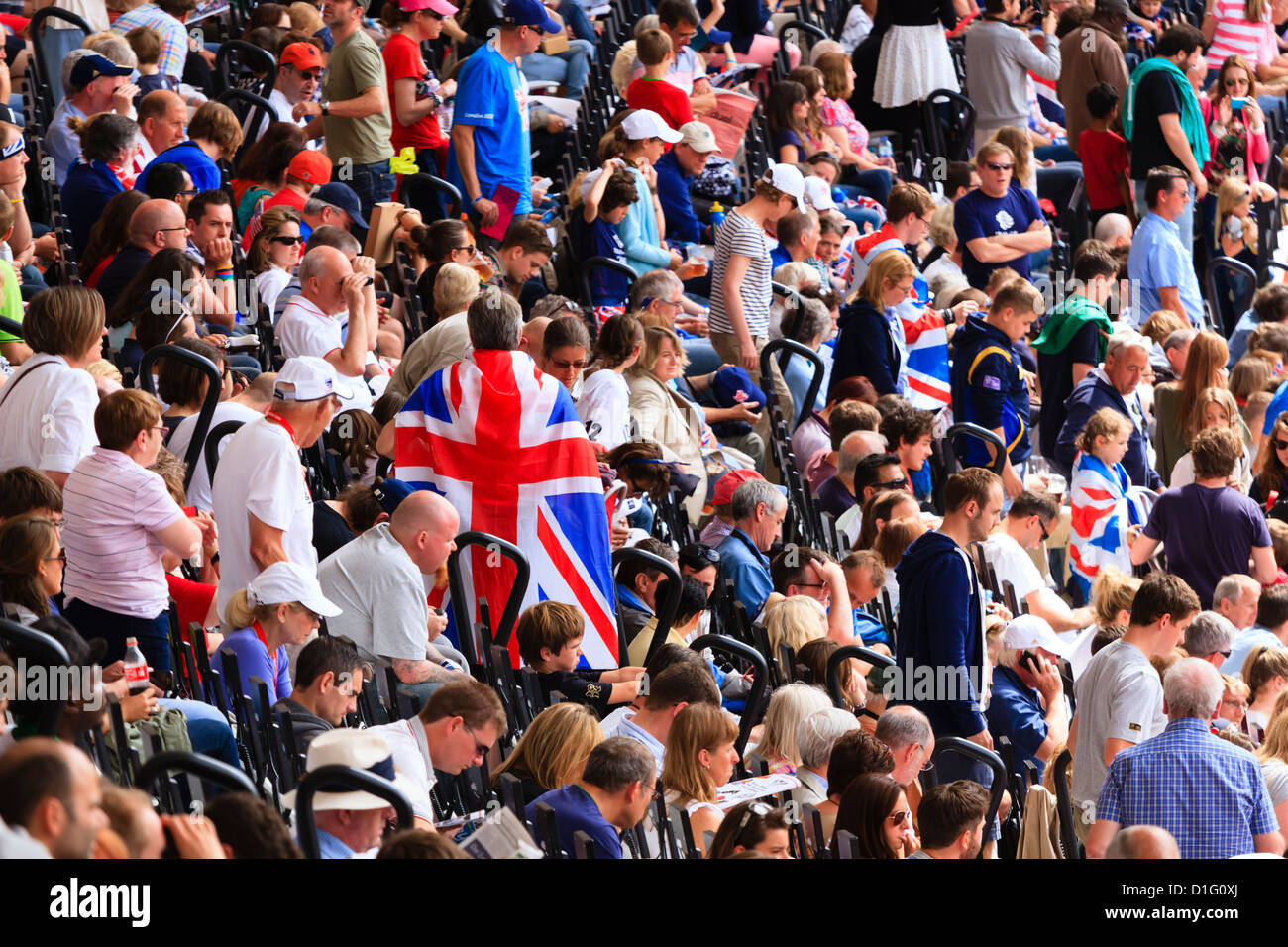Multitud de espectadores británicos con banderas sindicales en un estadio deportivo, Londres, Inglaterra, Reino Unido, Europa Foto de stock