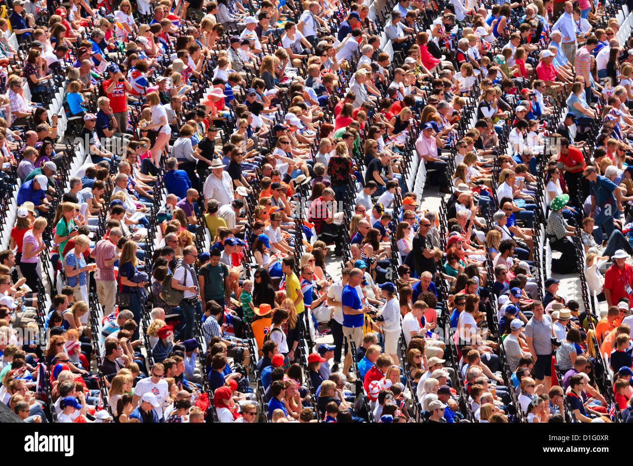 Gran multitud de espectadores en un estadio deportivo, Londres, Inglaterra, Reino Unido, Europa Foto de stock