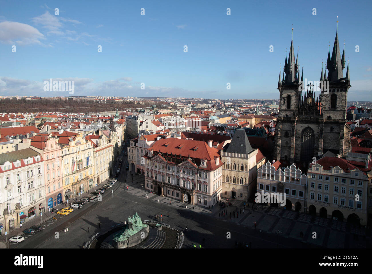 Plaza de la ciudad vieja y la iglesia de Tyn, Praga, República Checa, Europa Foto de stock