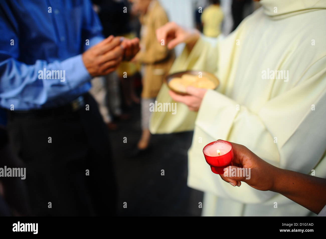El sacerdote católico dando la Santa Comunión, París, Francia, Europa Foto de stock