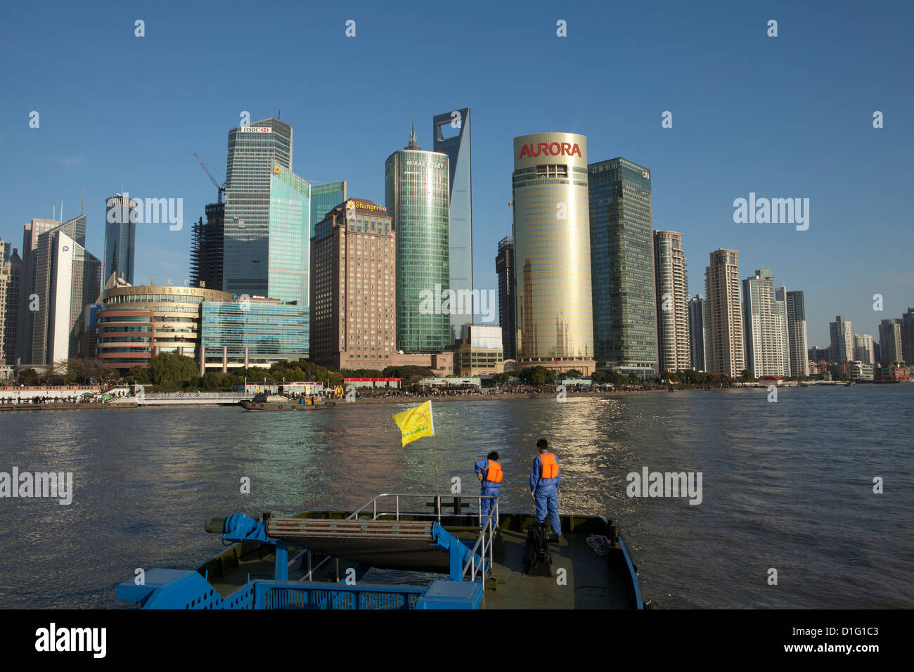 Los trabajadores de barcazas en el Río Huangpu recoger la maleza y basura del río. Shanghai, China, 2009. Foto de stock