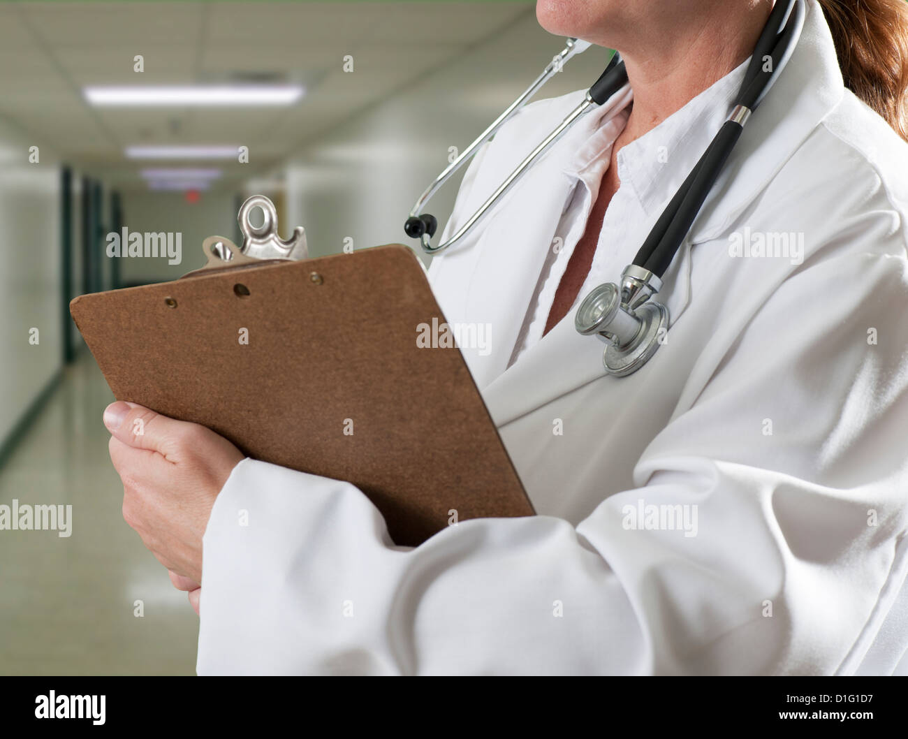Doctora con portapapeles en el hospital hall Foto de stock