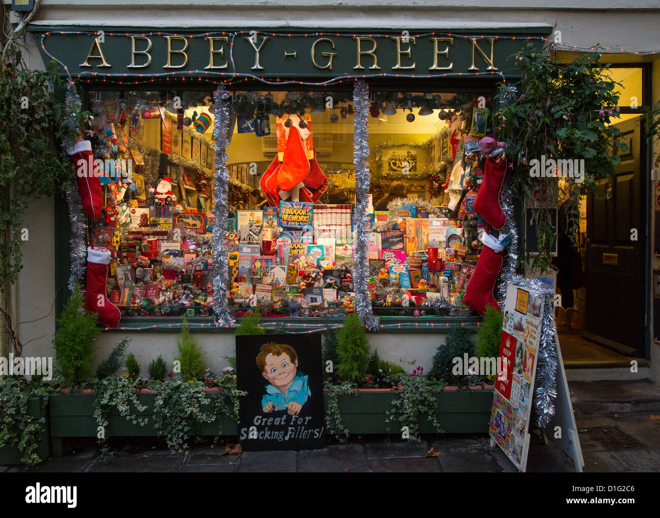 Tienda Verde de la abadía de Bath en el Reino Unido con su ventana vestida para Navidad vende novedad tarjetas y regalos Foto de stock