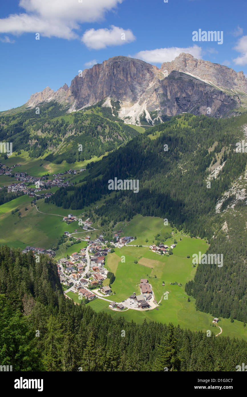 Vista de Corvara desde Colón Alto, Corvara, Badia Valle, provincia de Bolzano, Tirol del Sur, Dolomitas, Italia italiano Foto de stock
