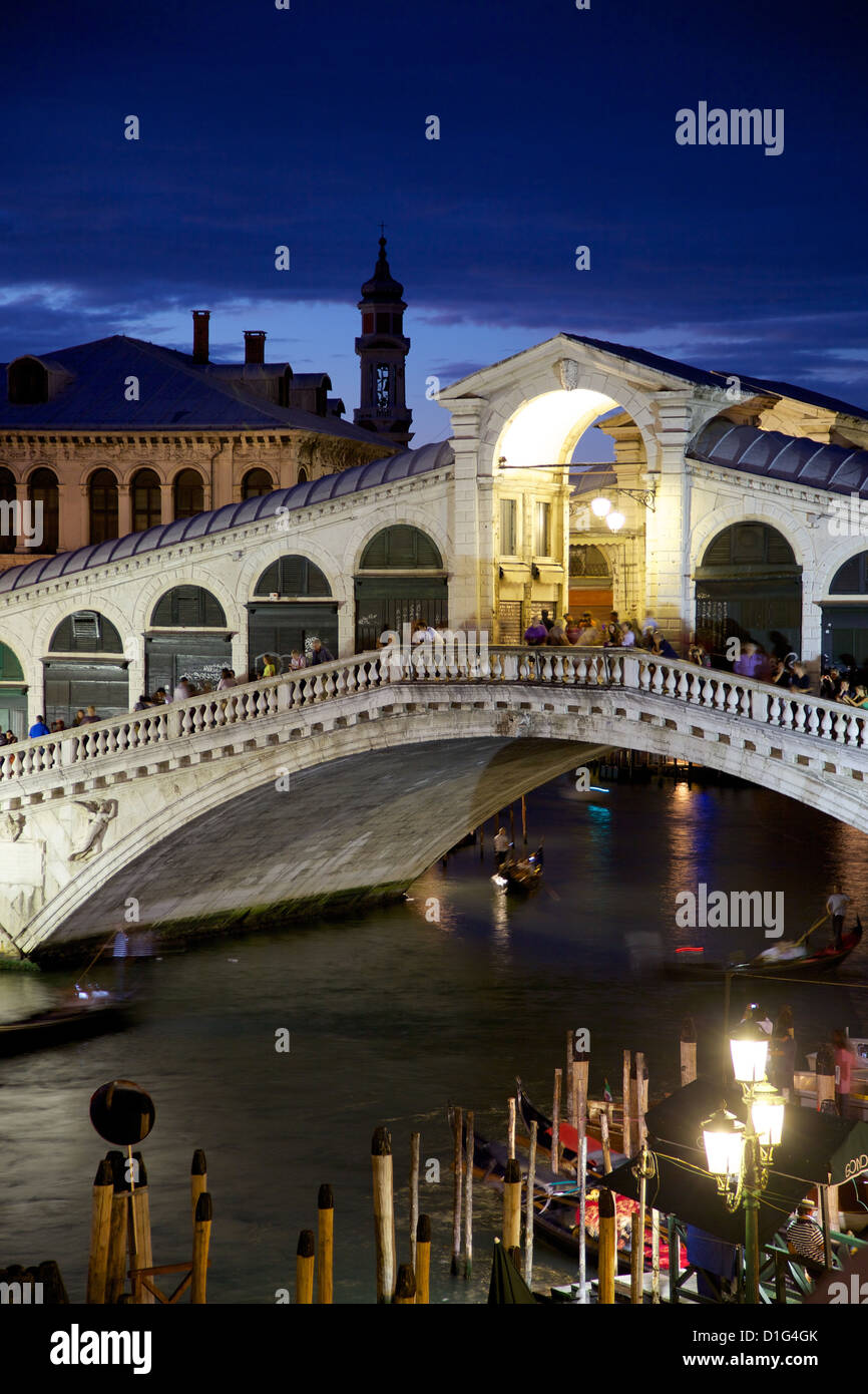 Puente de Rialto al anochecer, Venecia, Sitio del Patrimonio Mundial de la UNESCO, Véneto, Italia, Europa Foto de stock