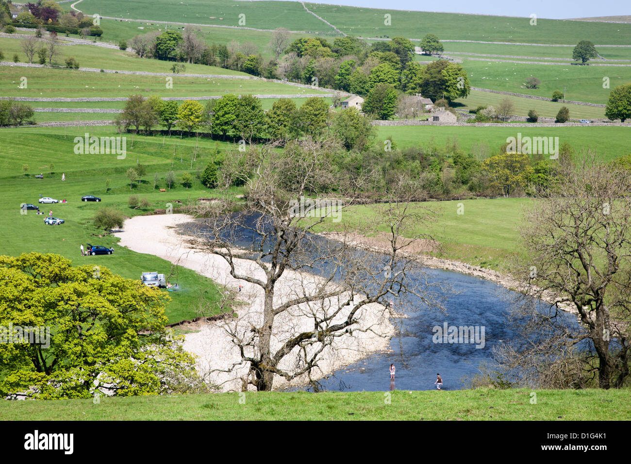 El Río Wharfe en Burnsall, Wharfedale, Yorkshire Dales, Yorkshire, Inglaterra, Reino Unido, Europa Foto de stock