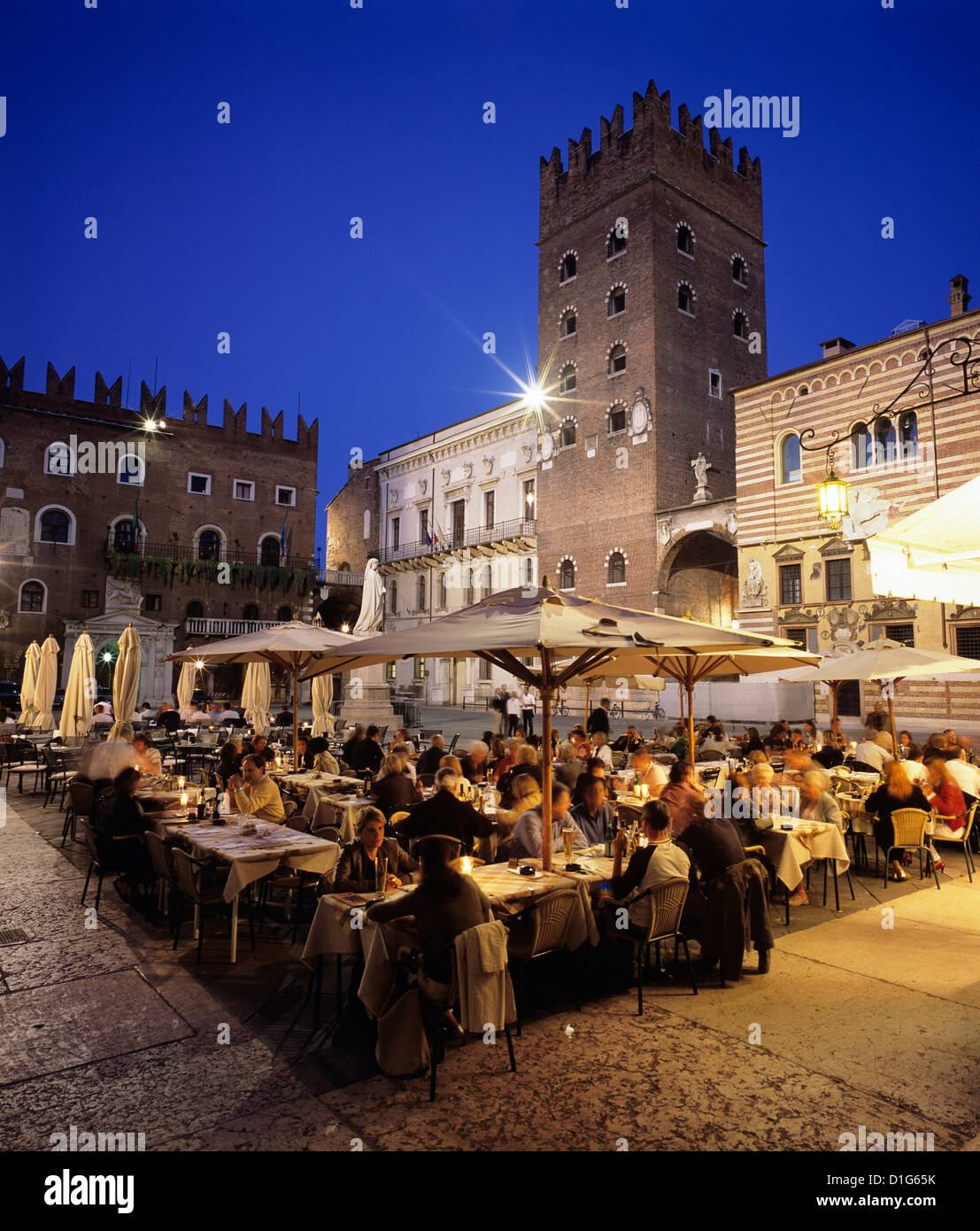 Cena en el casco antiguo de la ciudad, Verona, Sitio del Patrimonio Mundial de la UNESCO, Véneto, Italia, Europa Foto de stock