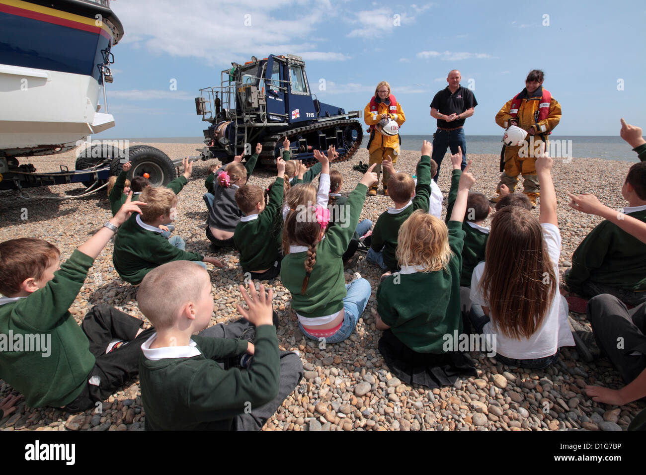 RNLI demostración de clase de la escuela primaria los niños, Aldeburgh Beach Foto de stock