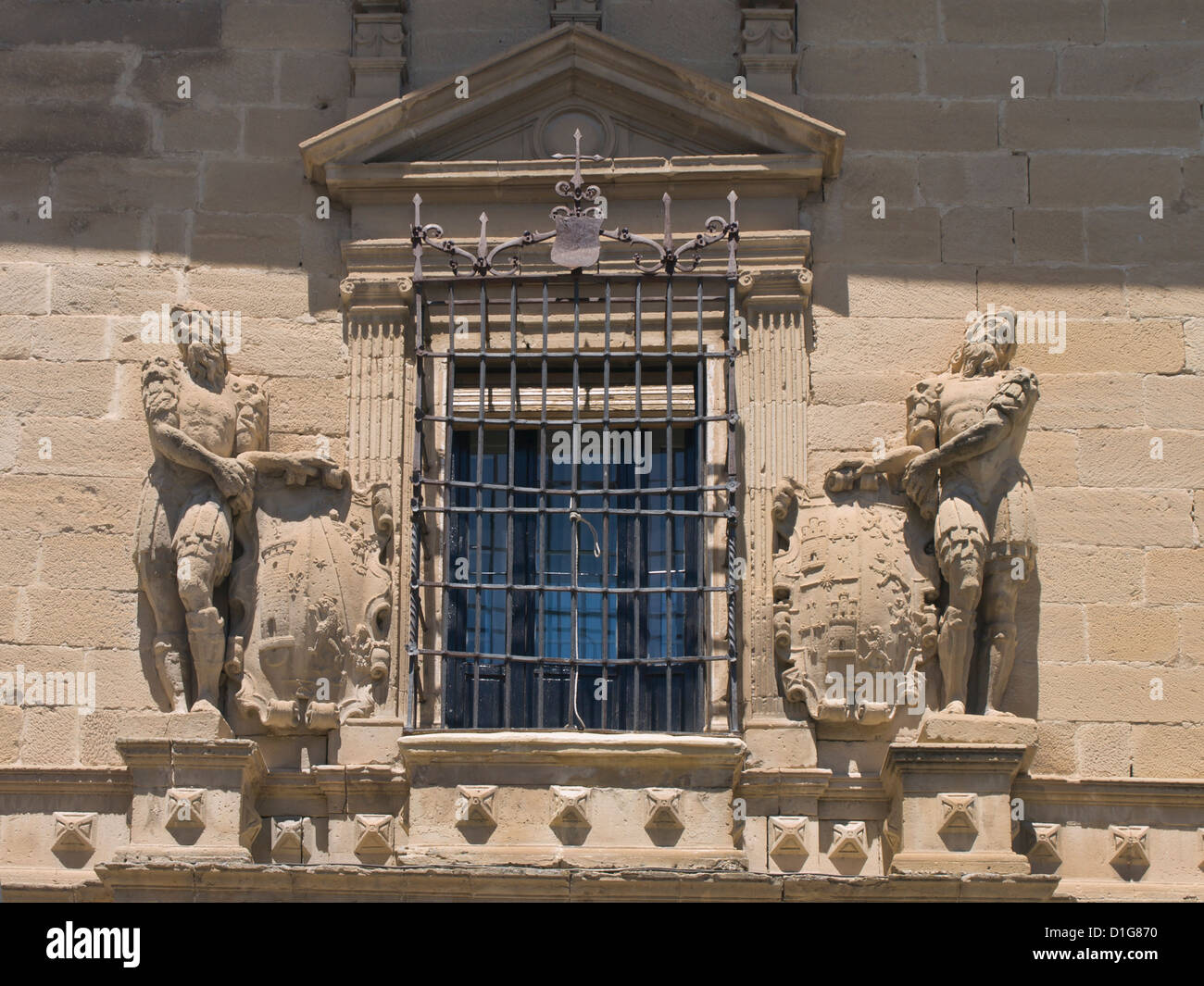 Úbeda en Andalucía España es un sitio del patrimonio mundial de la Unesco con palacios renacentistas e iglesias, fachada detalle Foto de stock
