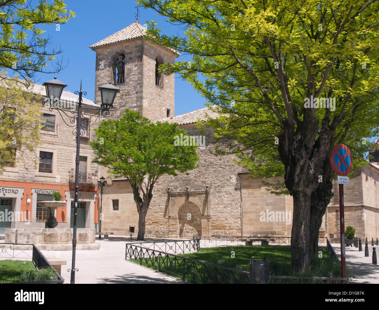 Úbeda en Andalucía España es un sitio del patrimonio mundial de la Unesco con palacios renacentistas e iglesias, aquí la plaza La plaza de San Pedro Foto de stock