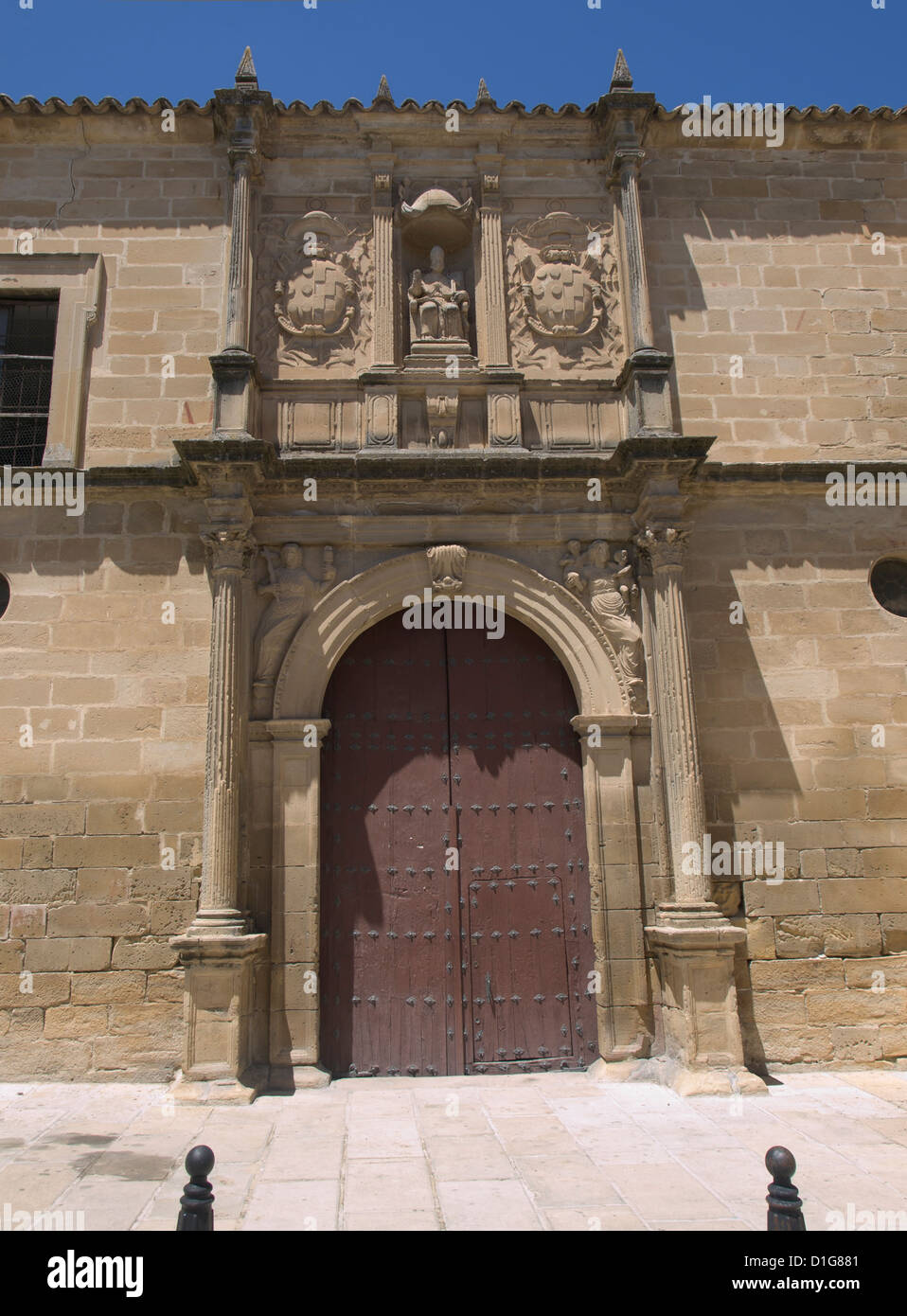 Úbeda en Andalucía España es un sitio del patrimonio mundial de la Unesco con palacios renacentistas e iglesias ornamentales de la fachada de la casa Foto de stock