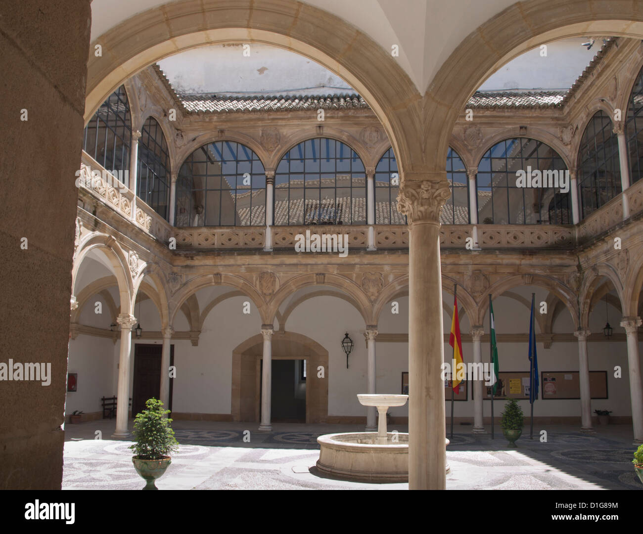 Úbeda en Andalucía España es un sitio del patrimonio mundial de la Unesco con palacios renacentistas e iglesias, patio de Hospital de Santiago. Foto de stock