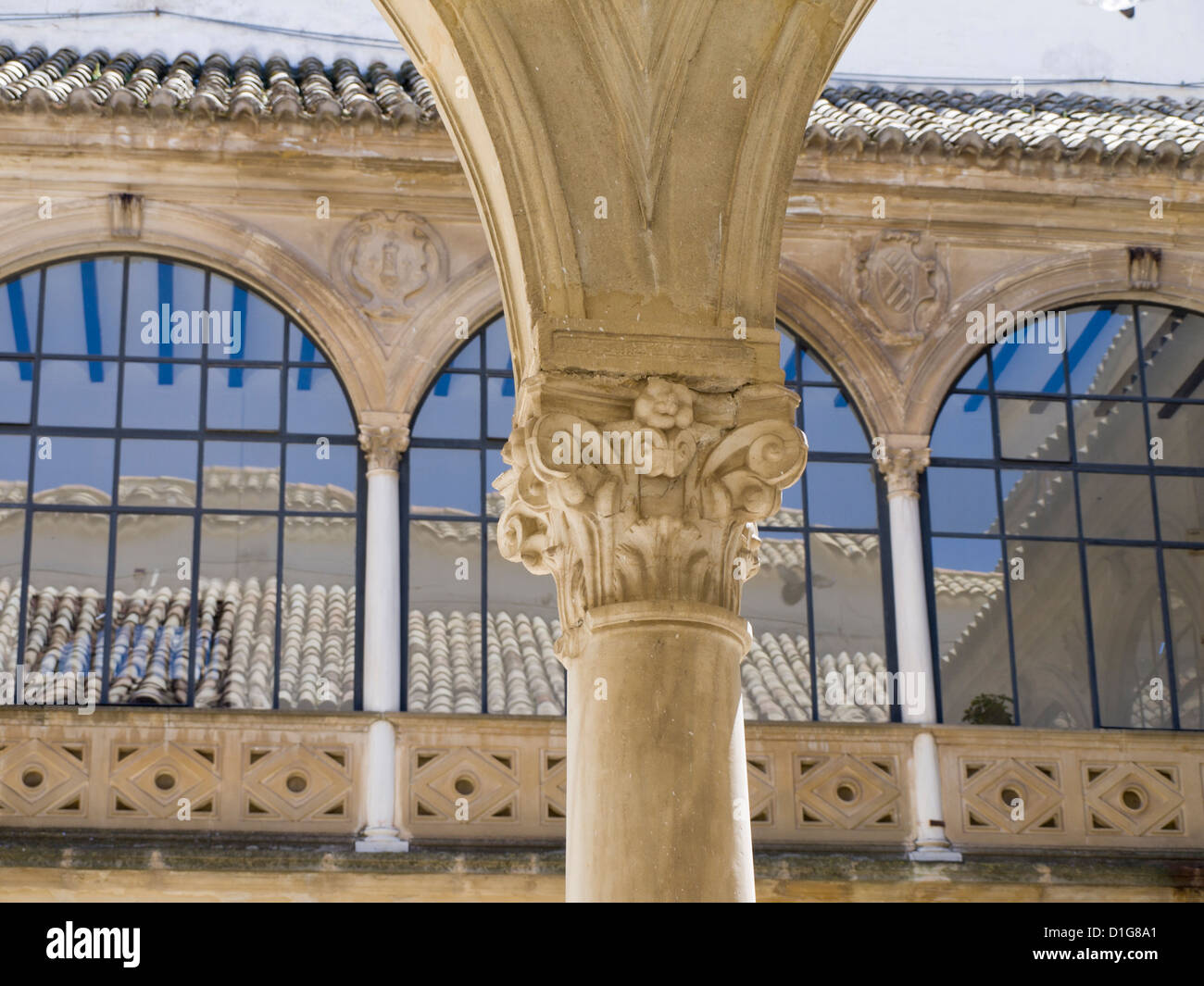 Úbeda en Andalucía España es un sitio del patrimonio mundial de la Unesco con palacios renacentistas e iglesias, patio de Hospital de Santiago. Foto de stock