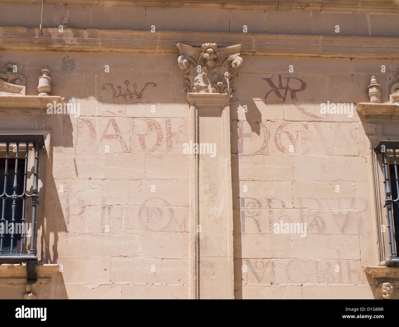 Úbeda en Andalucía España, un sitio del patrimonio mundial de la Unesco con palacios renacentistas e iglesias antiguas, escrito en la pared, Palacio Vázquez de Molina Foto de stock