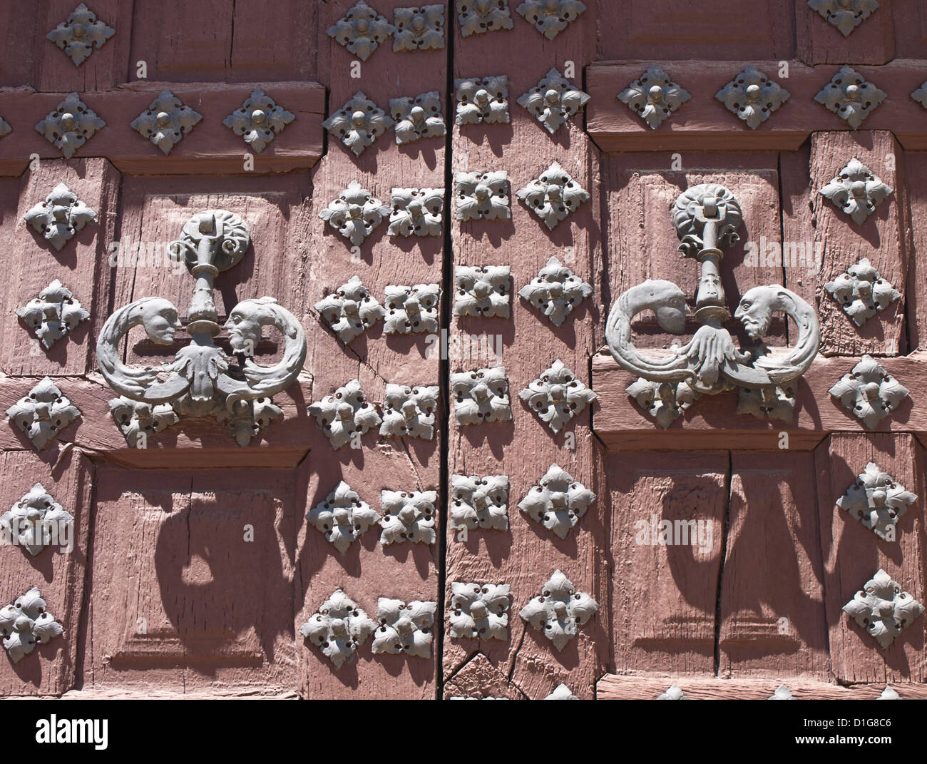 Úbeda en Andalucía España es un sitio del patrimonio mundial de la Unesco con palacios renacentistas e iglesias, detalle de puerta de madera Foto de stock