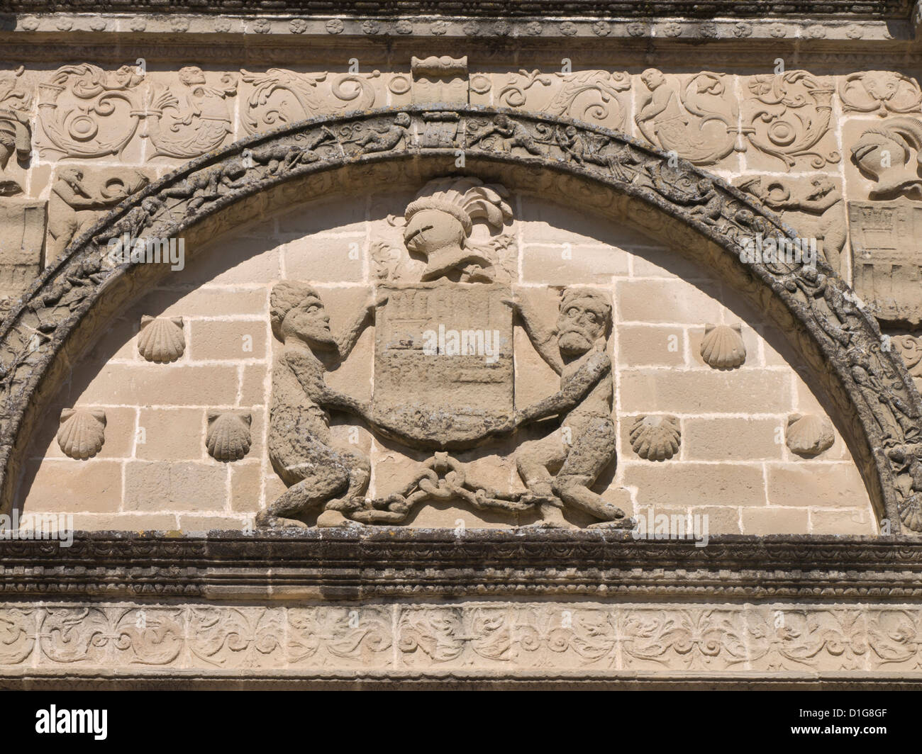 Úbeda en Andalucía España es un sitio del patrimonio mundial de la Unesco con palacios renacentistas e iglesias, un escudo en la fachada de la casa Foto de stock