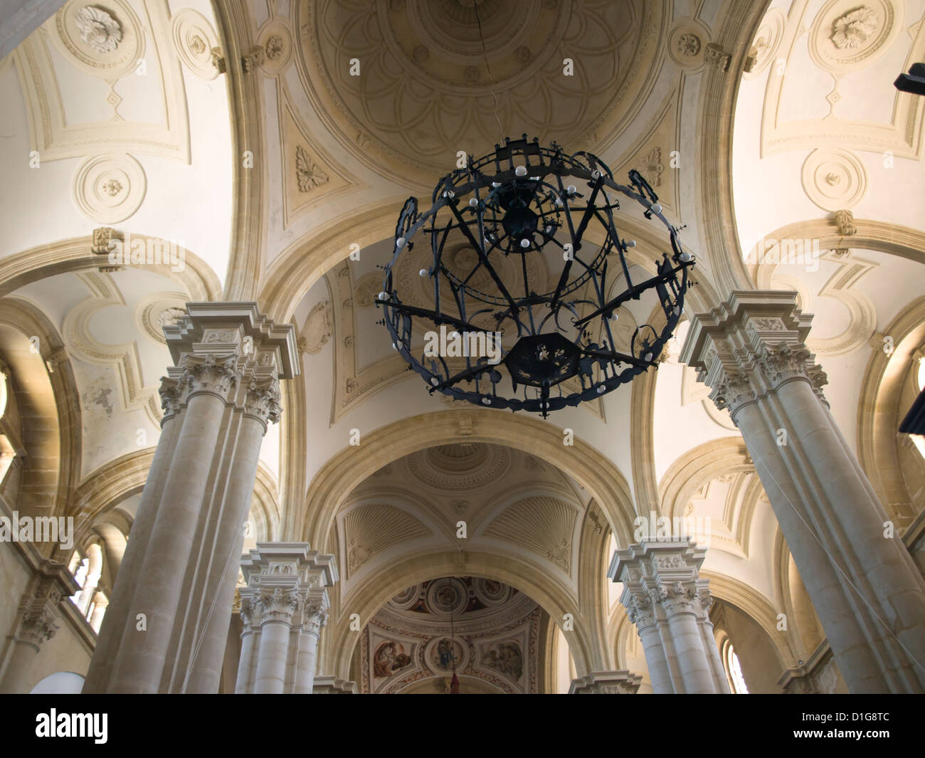 Patrimonio de la Humanidad Baeza ,Andalucía España, detalle de iglesia con columnas de techo un candelabro, Catedral de la Natividad de Nuestra Señora de Baeza Foto de stock
