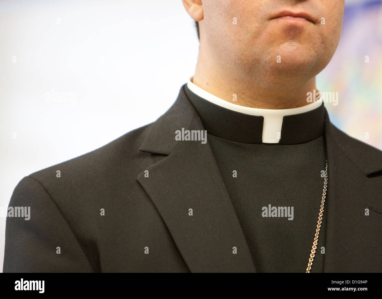 El obispo católico vistiendo el tradicional cuello clerical o clero.  También conocida como un collar romano Fotografía de stock - Alamy