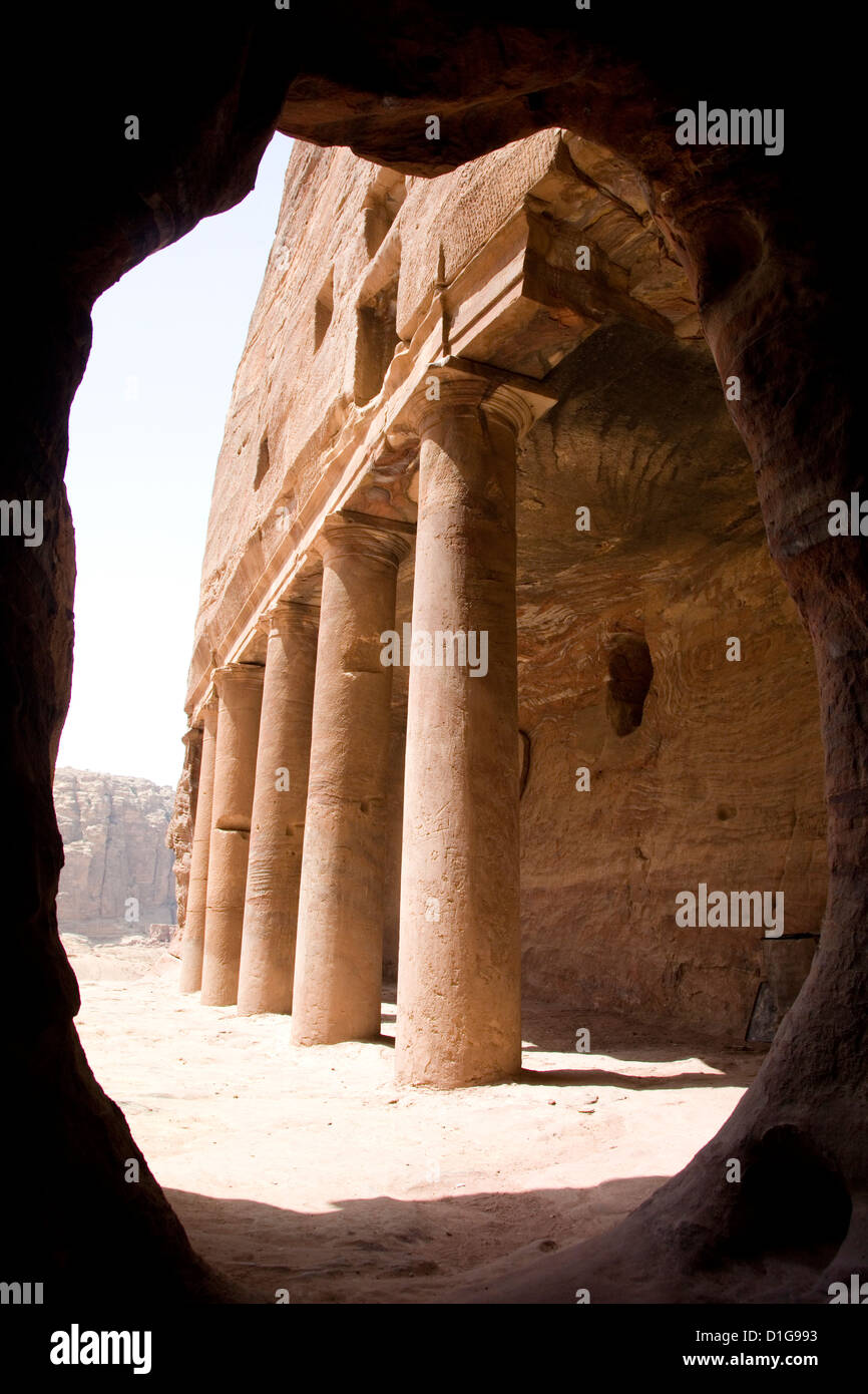 Mirando desde la sala principal de las Tumbas Reales hacia la línea de columnas en el patio delantero, Petra, Jordania. Foto de stock