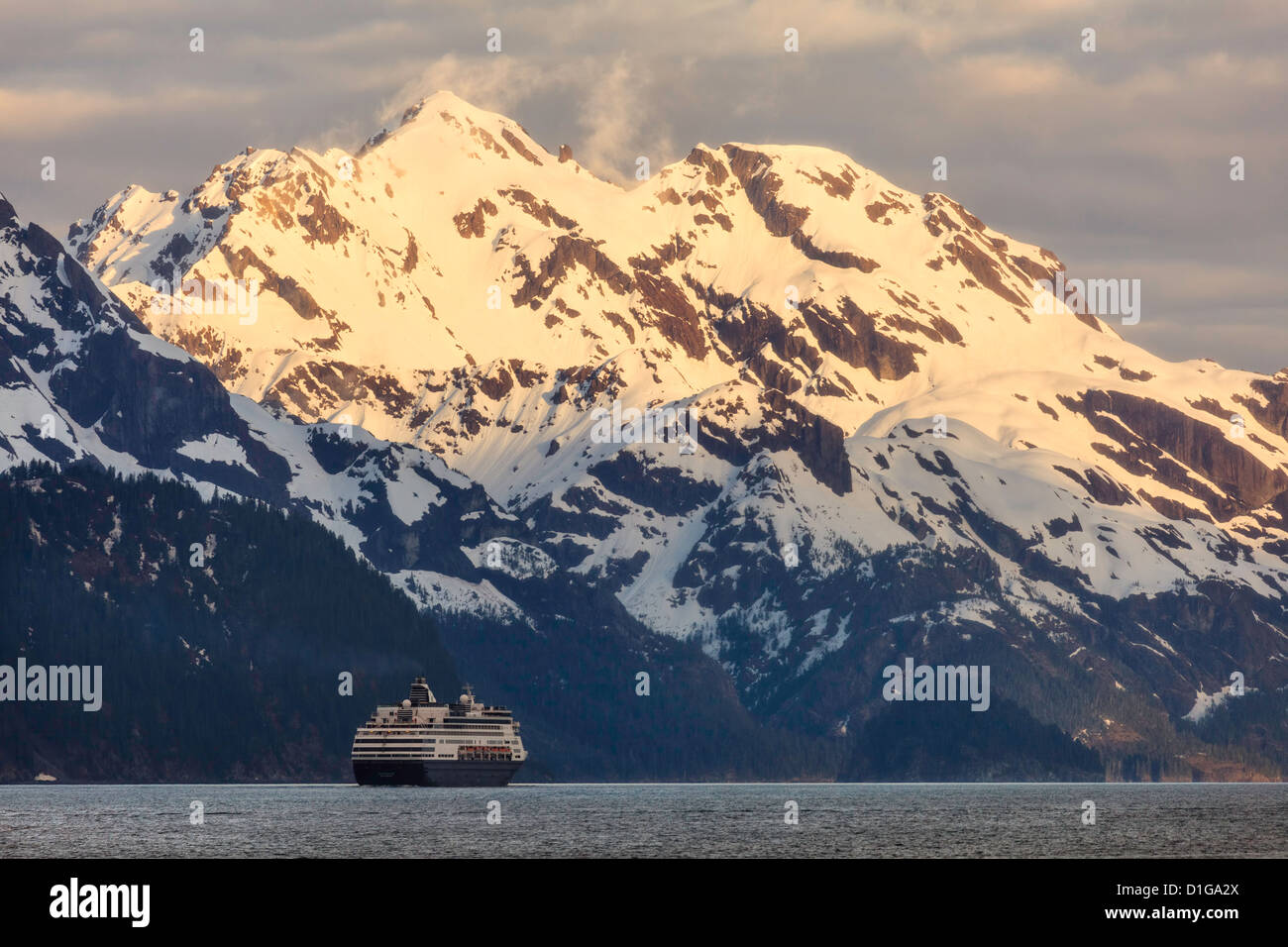 Un crucero en la Bahía de resurrección con la resurrección de las montañas en el fondo como se aleja Seward, Alaska. Foto de stock