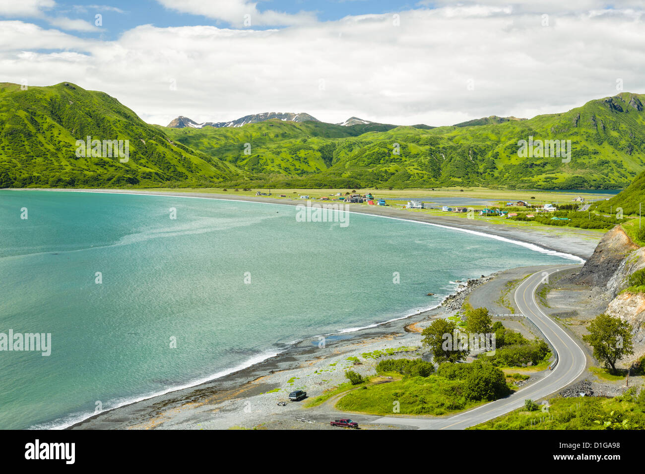 Pasagshak Bay y la aldea de Pasagshak en isla Kodiak en el suroeste de Alaska. Foto de stock