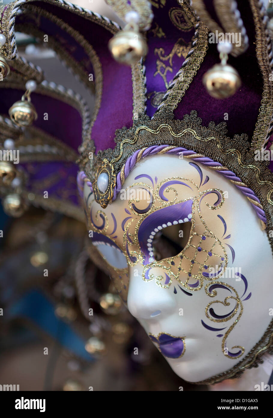 Una máscara de bufón en el estilo tradicional de la famosa Venecia  carnevale Fotografía de stock - Alamy