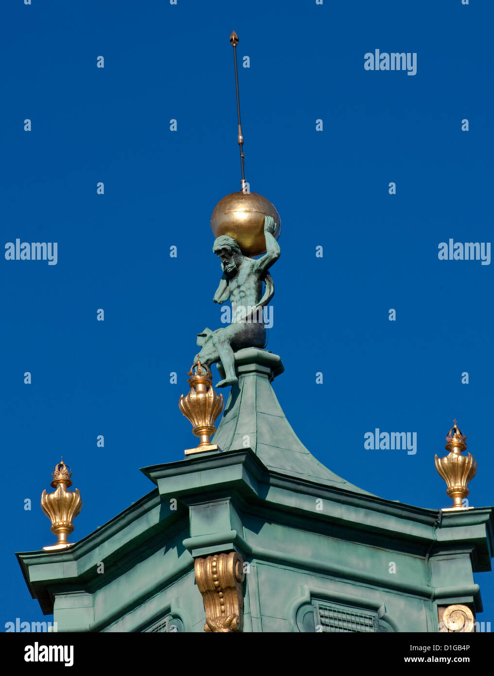 La figura de Atlas sosteniendo la esfera celeste en el chapitel barroco de la torre en el Palacio Wilanów, en Varsovia, Polonia Foto de stock