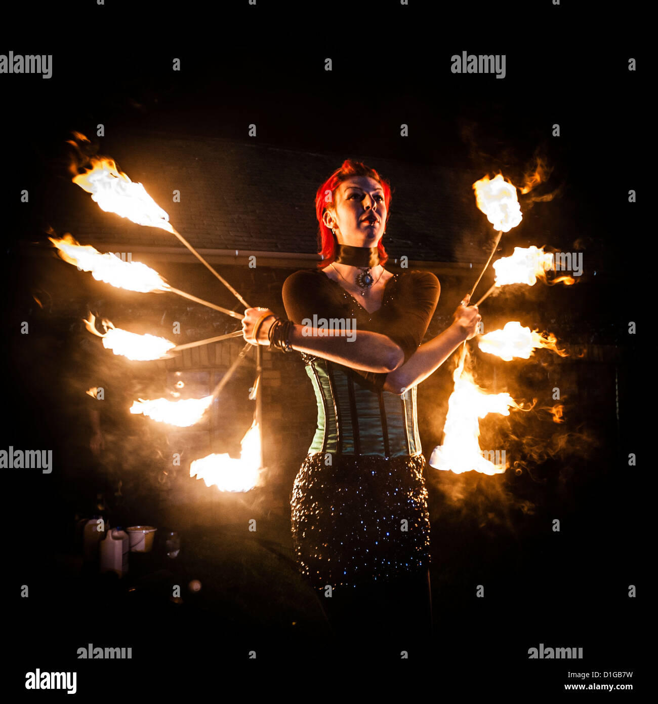 Juggling fire torches fotografías e imágenes de alta resolución Alamy