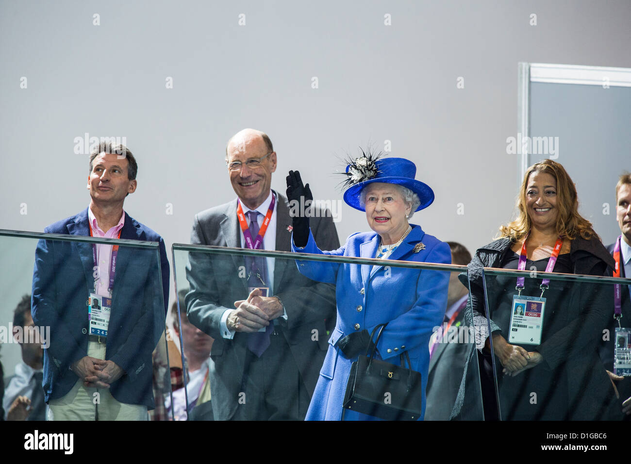 Britain's Queen Elizabeth II Relojes la sesión de la mañana de la competencia de nado con l Presidente Señor Sebasian Coe, Foto de stock