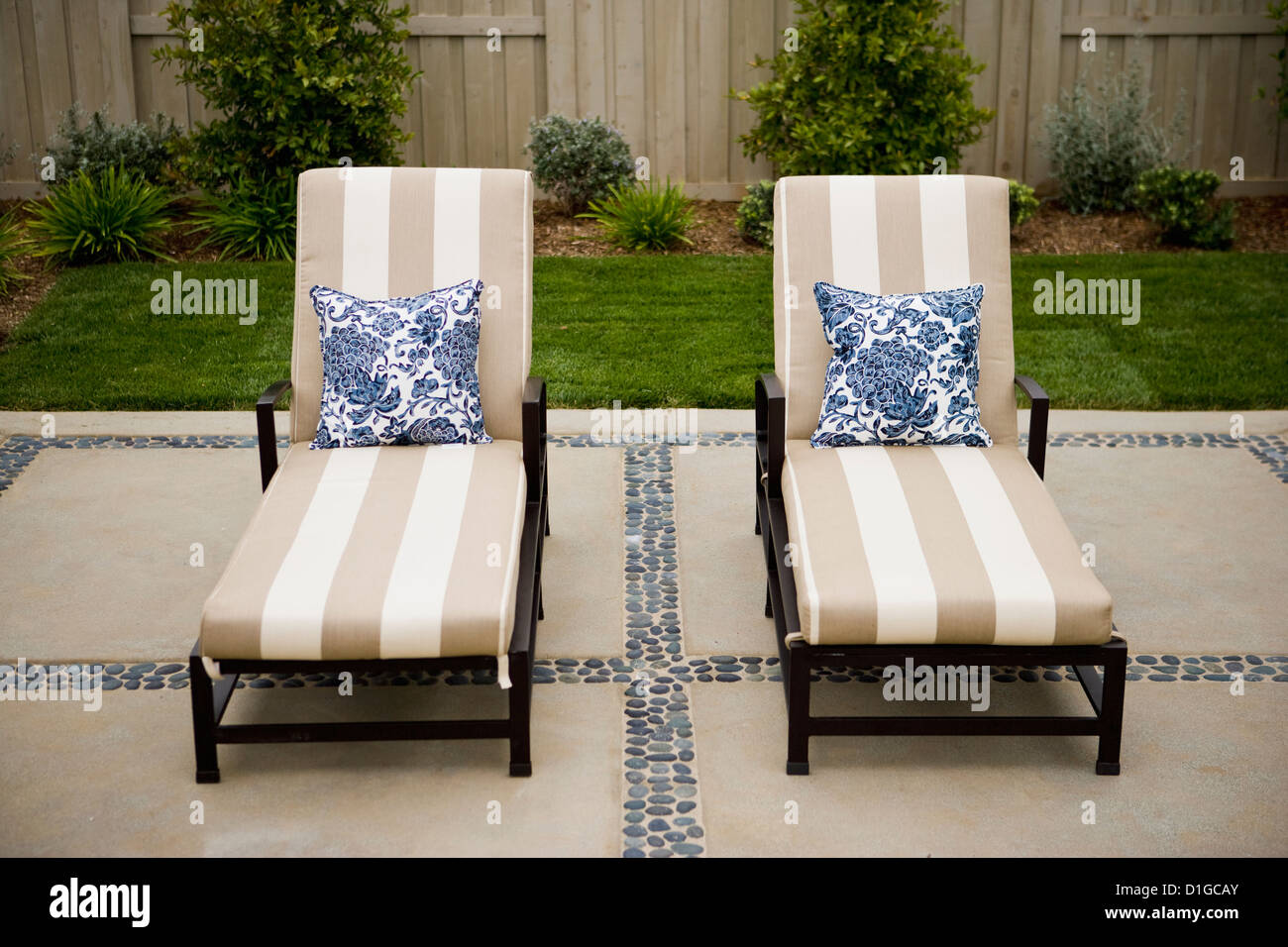 Sillones con almohadones en el patio; San Diego, California, EE.UU  Fotografía de stock - Alamy