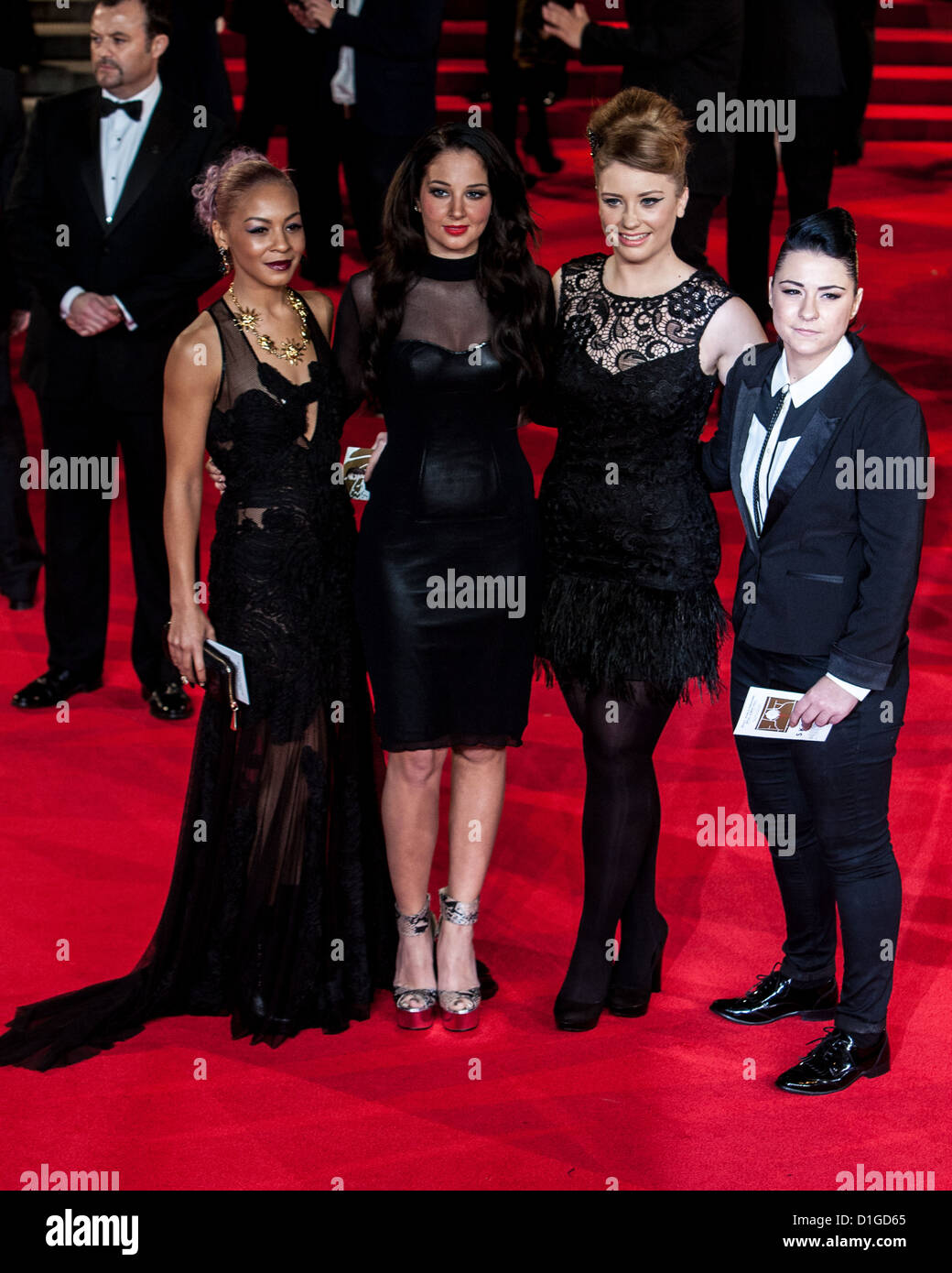 Tulisa Contostavlos, Factor X finalistas Jade Ellis, Lucy y Ella Spraggan  Henderson asiste al estreno mundial de 'Skyfal Fotografía de stock - Alamy
