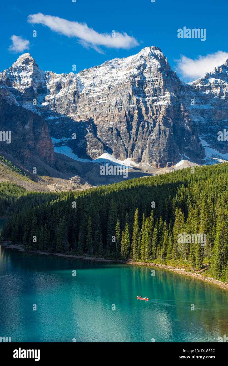 El Lago Moraine, en el Valle de los Diez Picos en el Parque Nacional de Banff en las Montañas Rocosas Canadienses en Alberta, Canadá Foto de stock